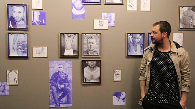 Javi Al Cuadrado delante del montaje de «#Unknown», en La New Gallery